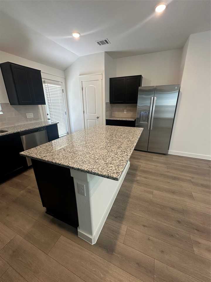 1350 Eldridge Pond St - Photo 7 of 30