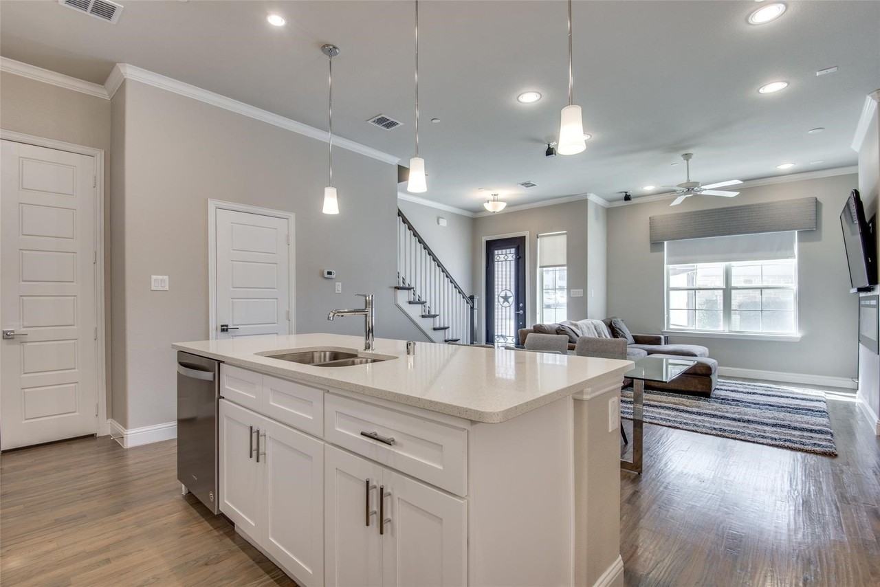 2821 Lindale Dr - Photo 6 of 24
