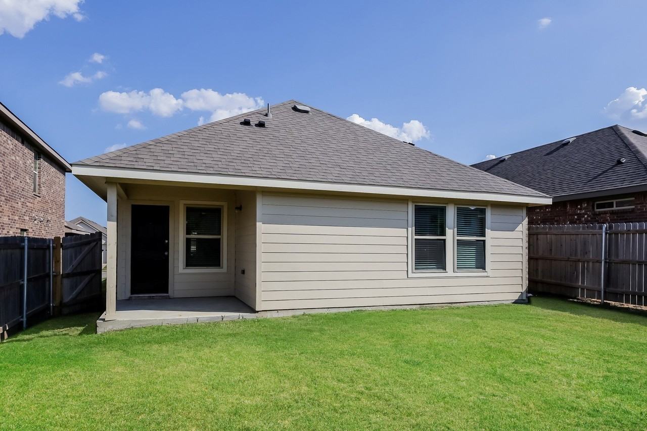 1502 Matthew Dr - Photo 3 of 16