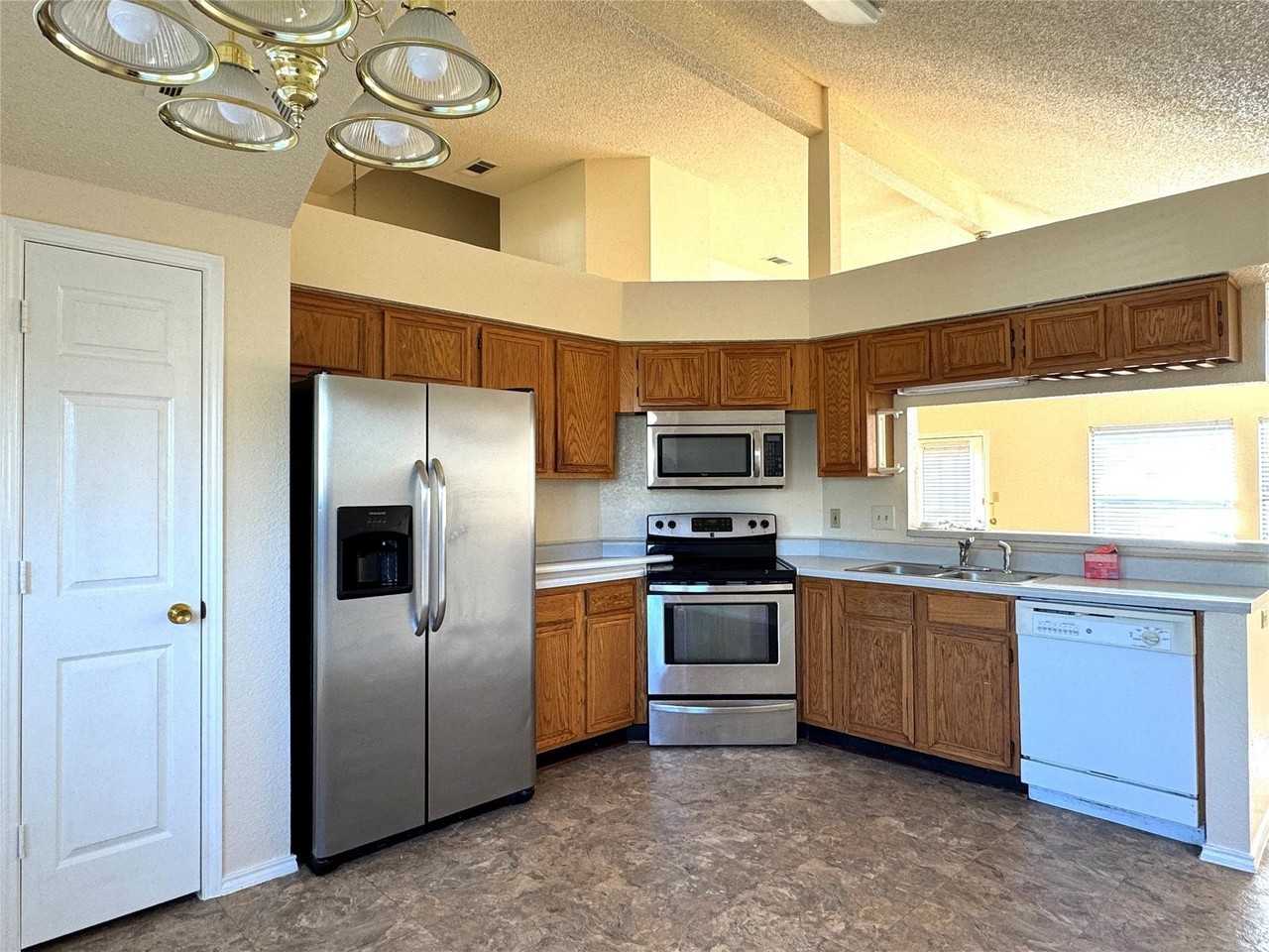 7972 Roundtable Rd - Photo 3 of 22
