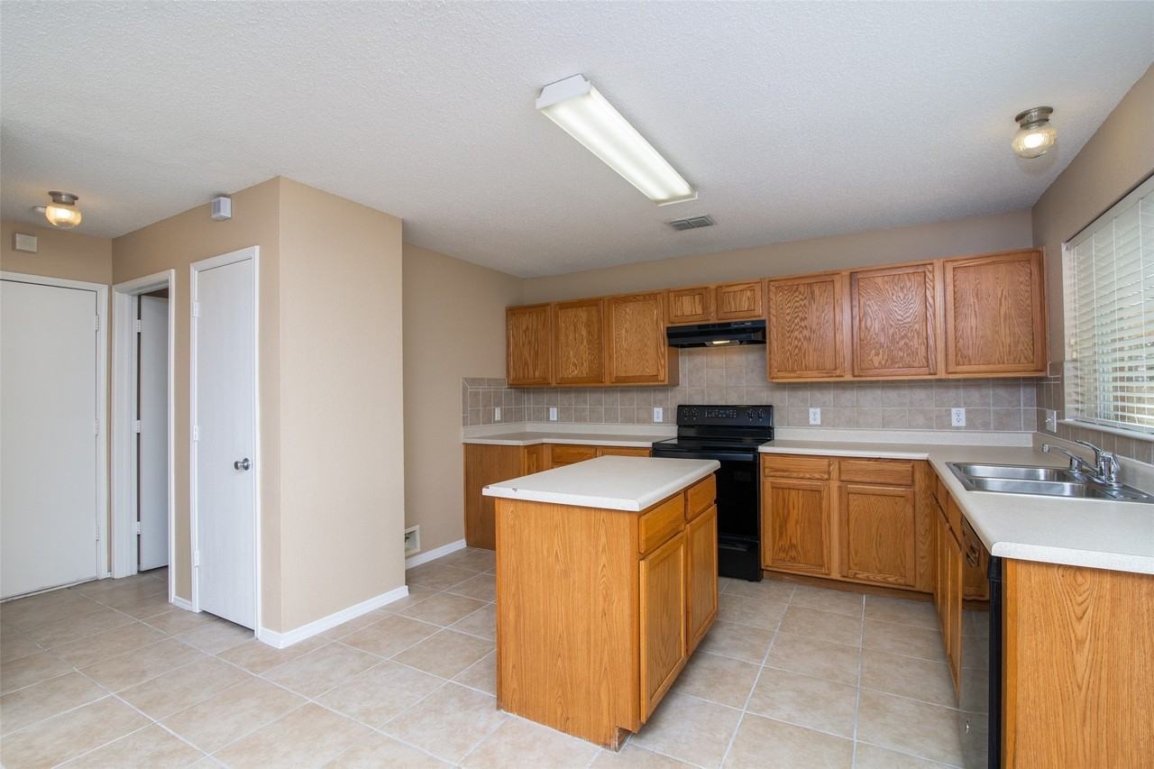 103 Bowie St - Photo 5 of 36