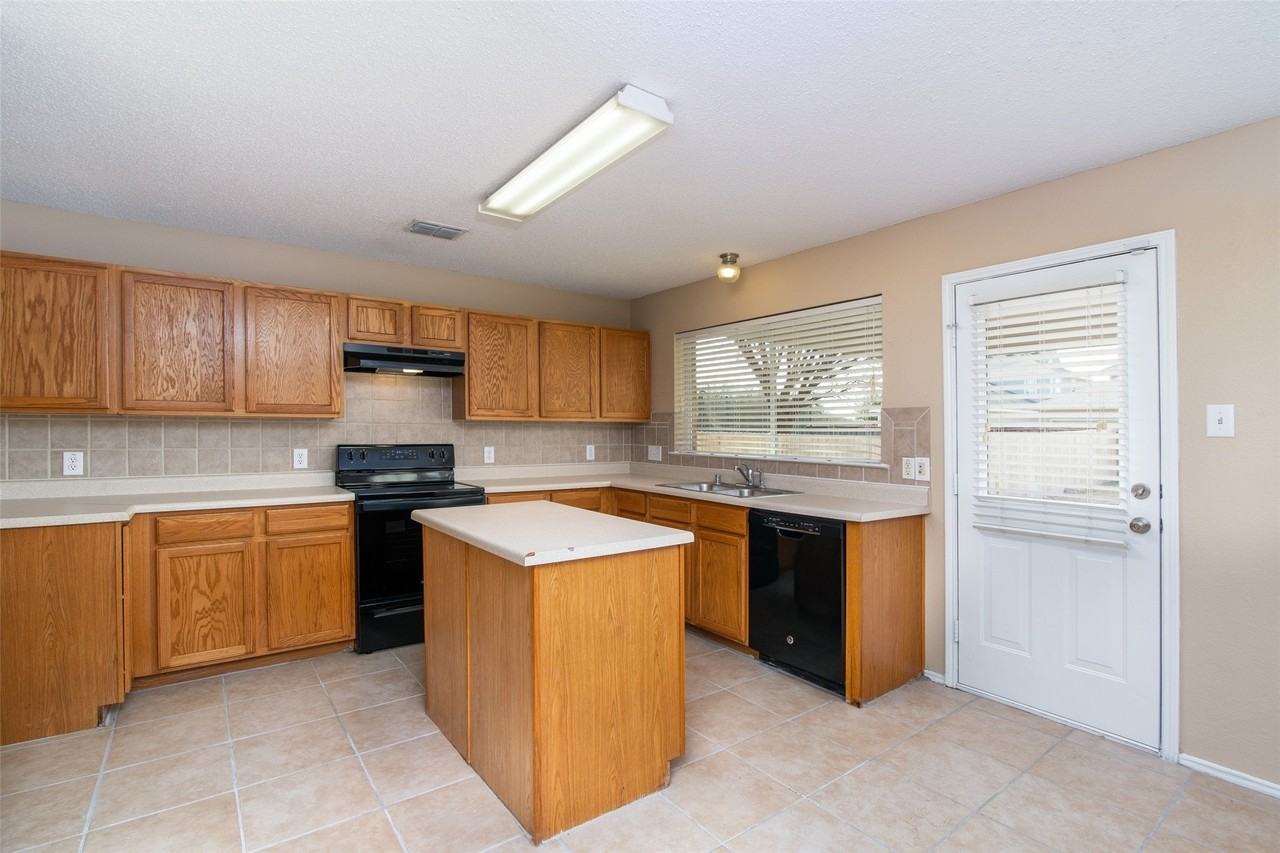 103 Bowie St - Photo 6 of 36