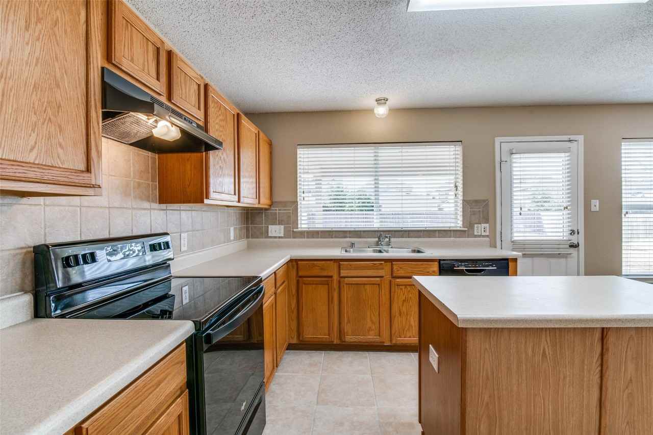 103 Bowie St - Photo 7 of 36