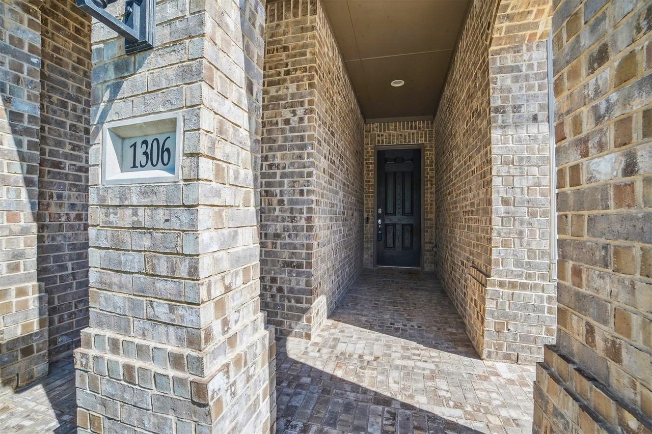 1306 Torrington Ln - Photo 4 of 40