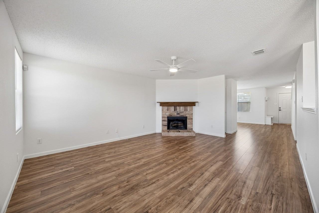 1721 Spyglass Dr - Photo 4 of 17