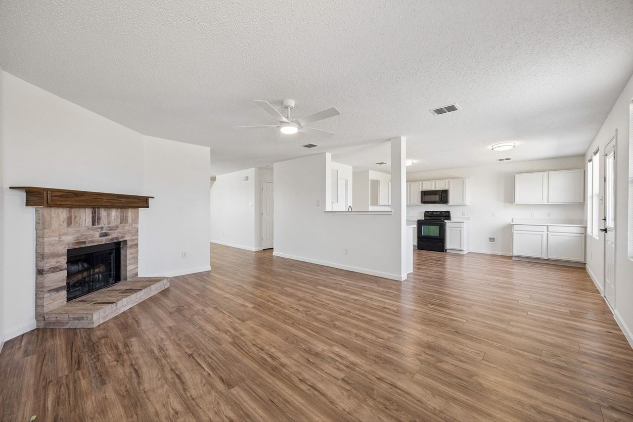 1721 Spyglass Dr - Photo 5 of 17