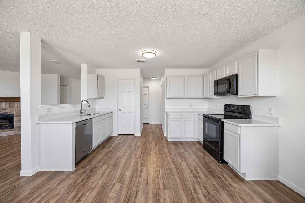 1721 Spyglass Dr - Photo 6 of 17