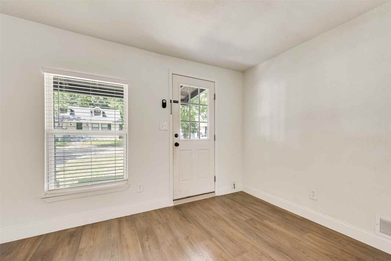 105 Weaver St - Photo 5 of 20