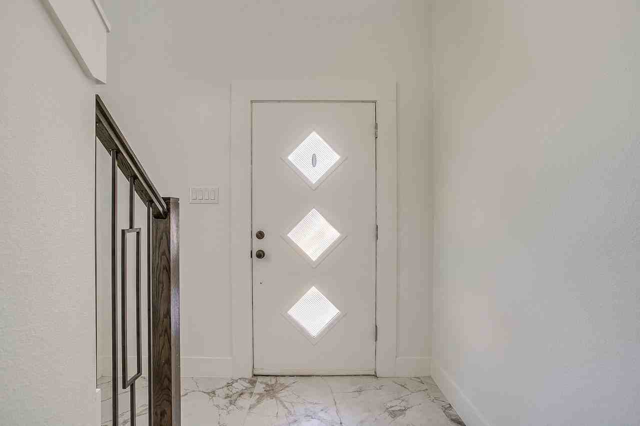 2921 Gipson St - Photo 2 of 17