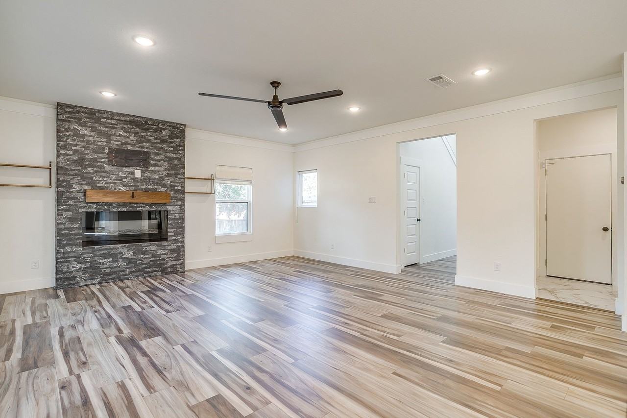 2921 Gipson St - Photo 4 of 17