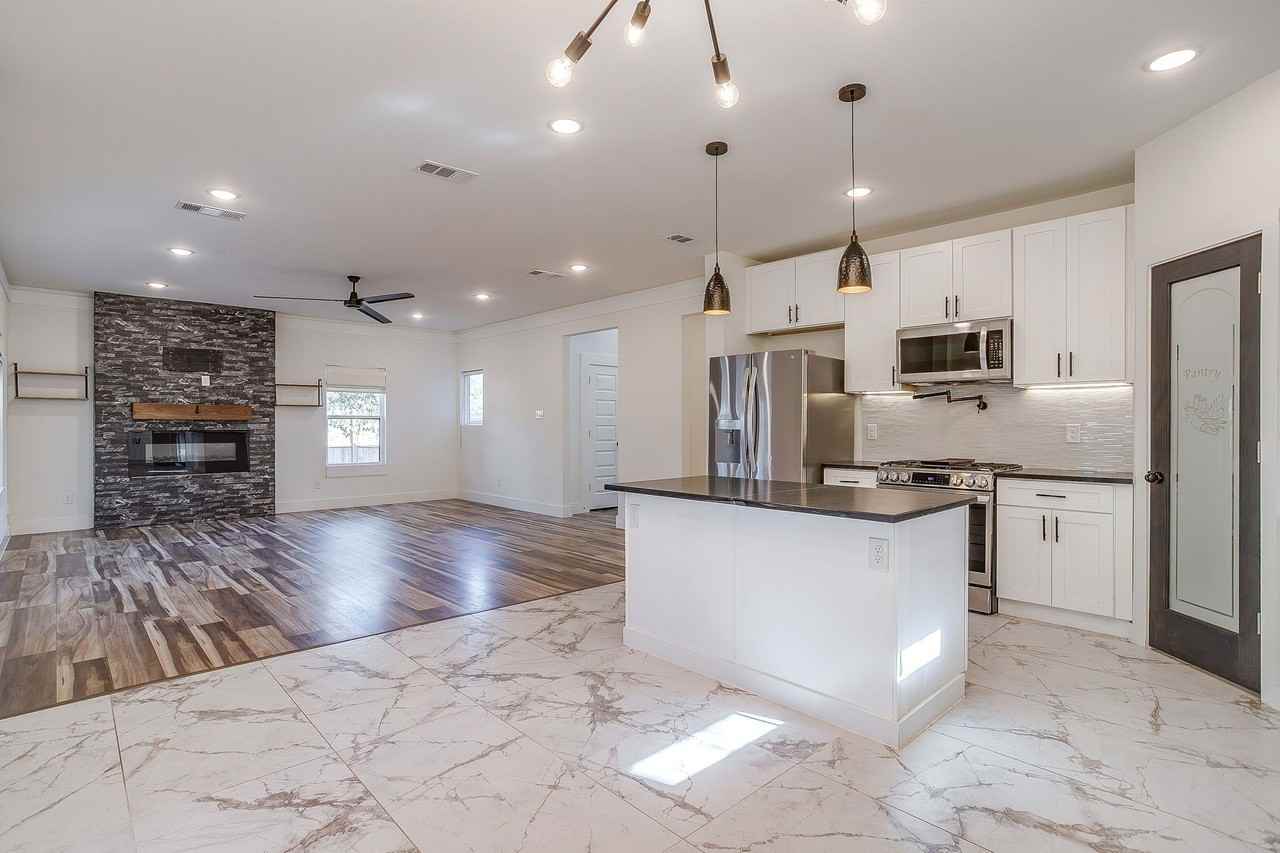 2921 Gipson St - Photo 6 of 17