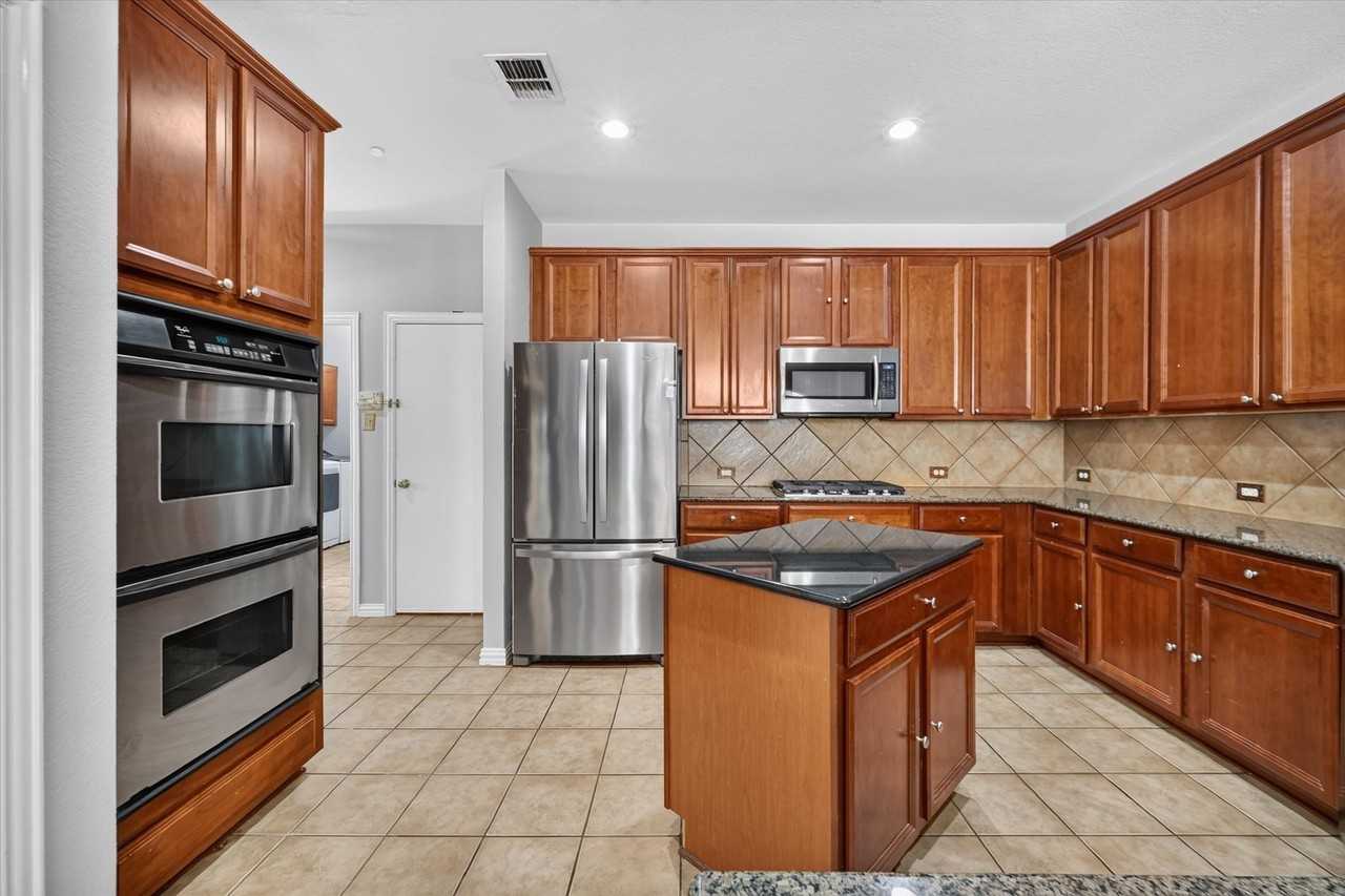 3809 Landsdowne Dr - Photo 4 of 23