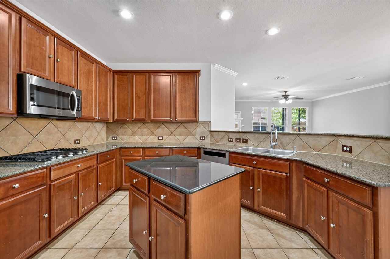 3809 Landsdowne Dr - Photo 6 of 23