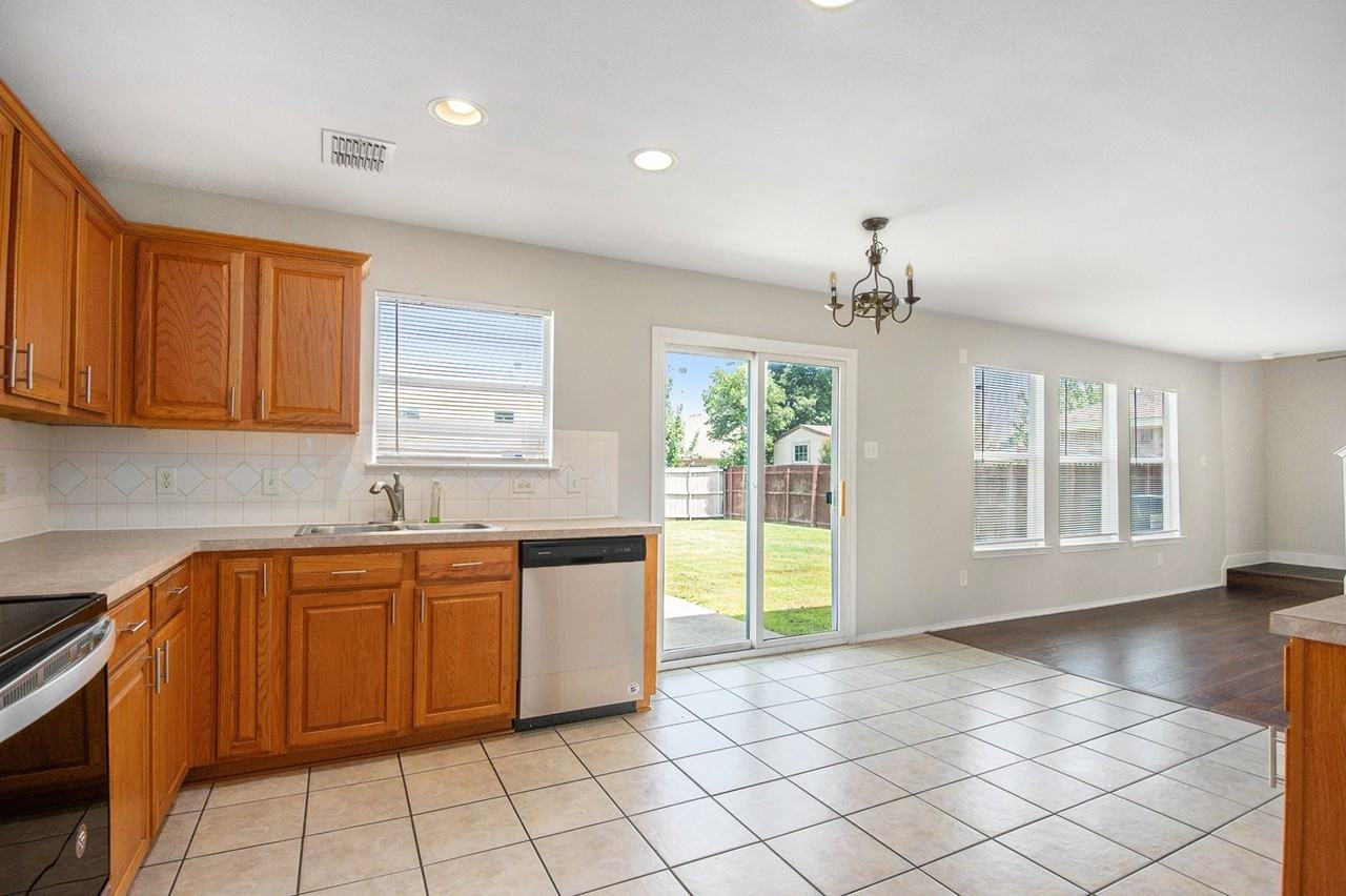 4225 Silverwood Trl - Photo 5 of 25