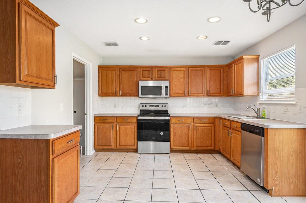 4225 Silverwood Trl - Photo 7 of 25