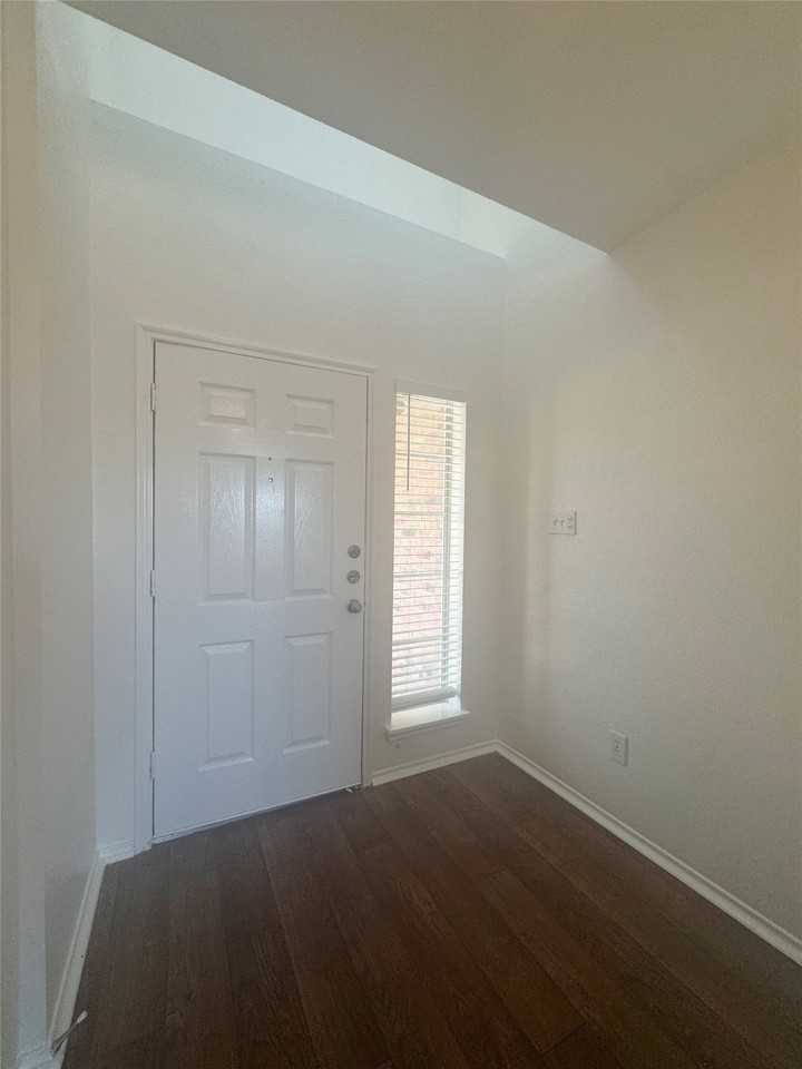 2264 Stonebrook Ln - Photo 2 of 17