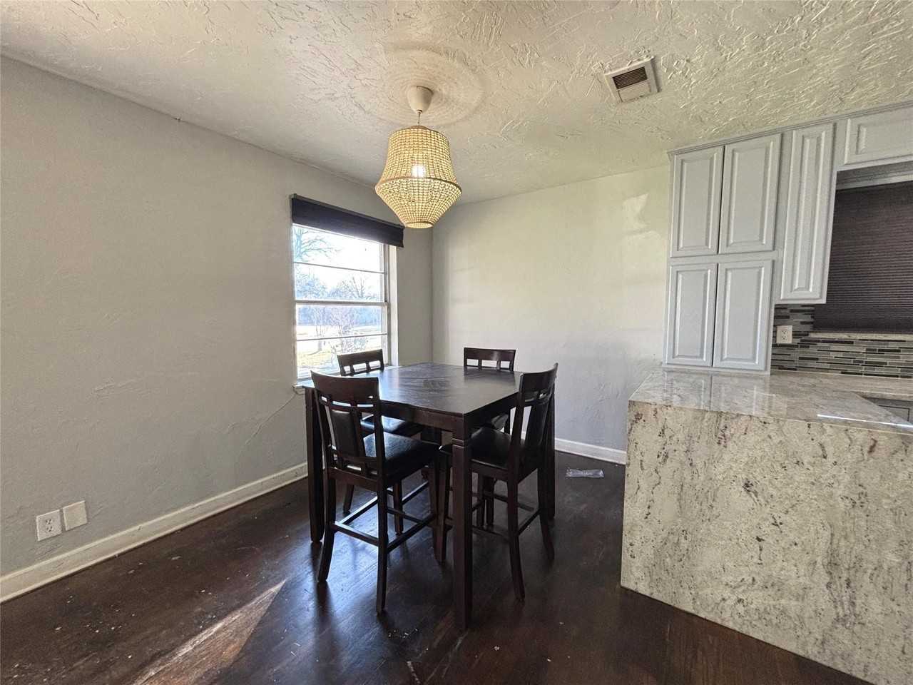 1601 Park Pl - Photo 3 of 7