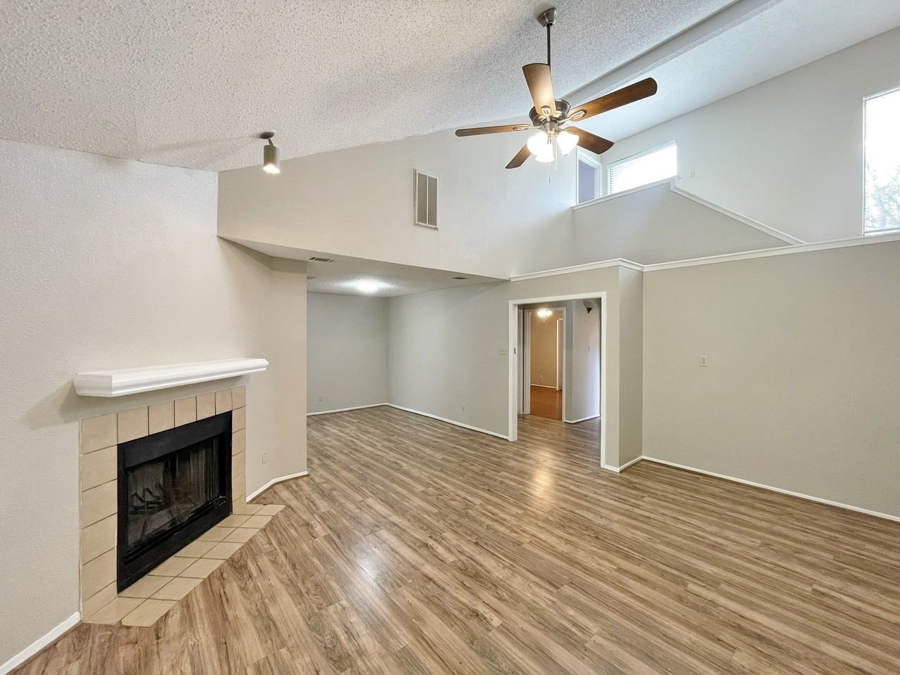 1910 Wilshire Dr - Photo 4 of 29