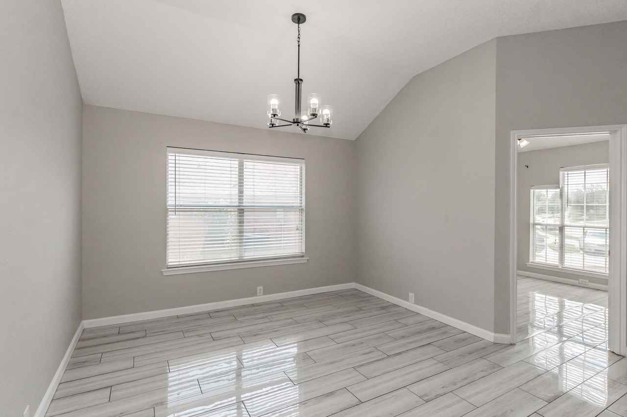1211 Marshall Dr - Photo 5 of 21