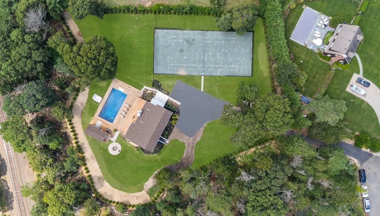 280 Shinnecock Hills Rd - Photo 4 of 40