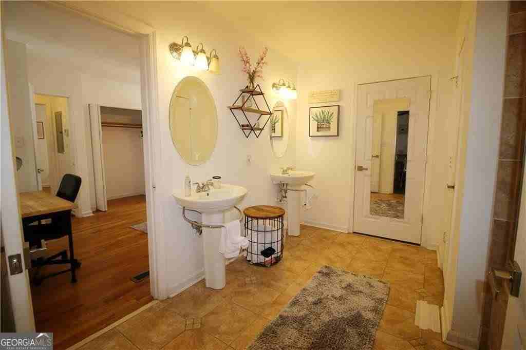 1875 Brewer Blvd Sw - Photo 3 of 9