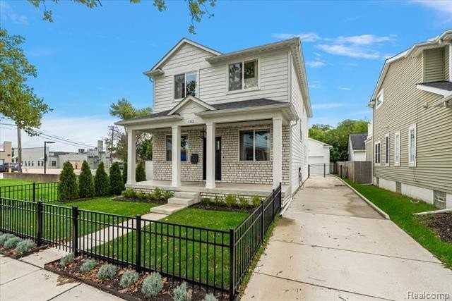1112 Bennaville Ave - Photo 3 of 50