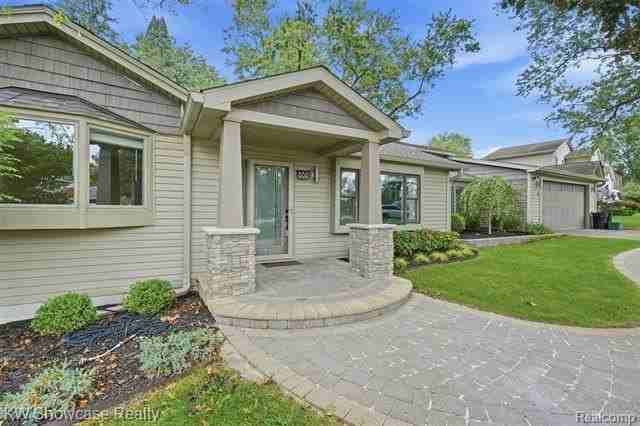2152 Shankin Dr - Photo 3 of 34