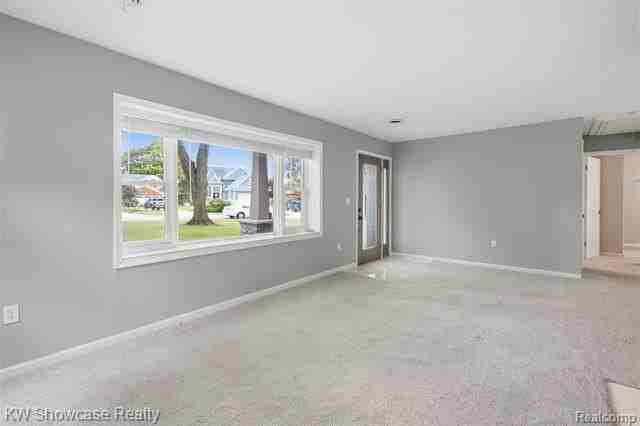 2152 Shankin Dr - Photo 5 of 34