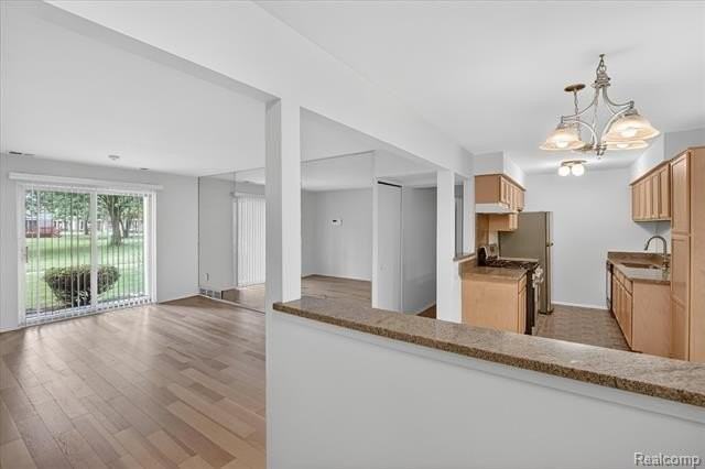 2037 E Franklin Dr - Photo 4 of 18