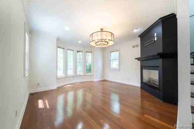 717 S Kenwood Ave - Photo 4 of 41