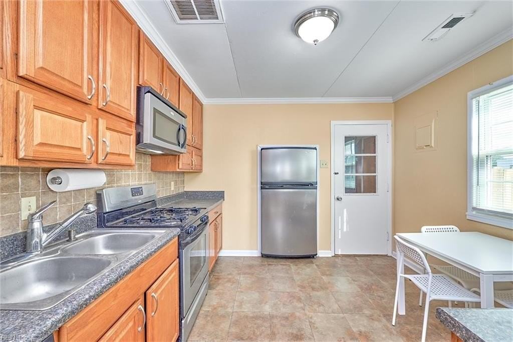 2015 Kensington Dr - Photo 3 of 15