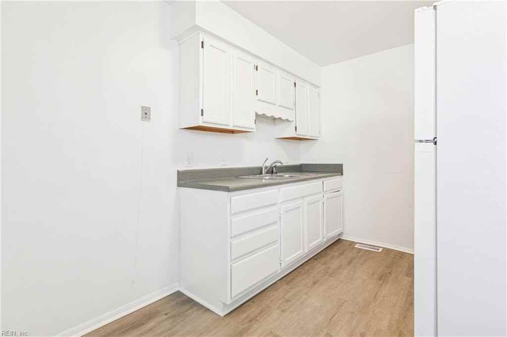 1315 Little Bay Ave - Photo 3 of 8