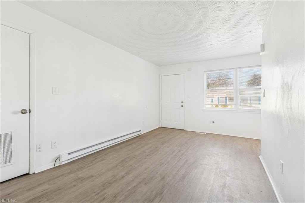 1315 Little Bay Ave - Photo 4 of 8