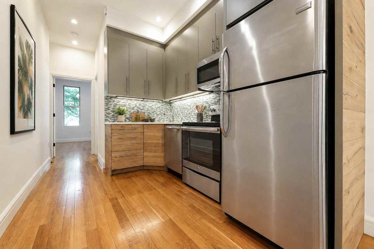 327 Manhattan Ave #1R - Photo 4 of 7