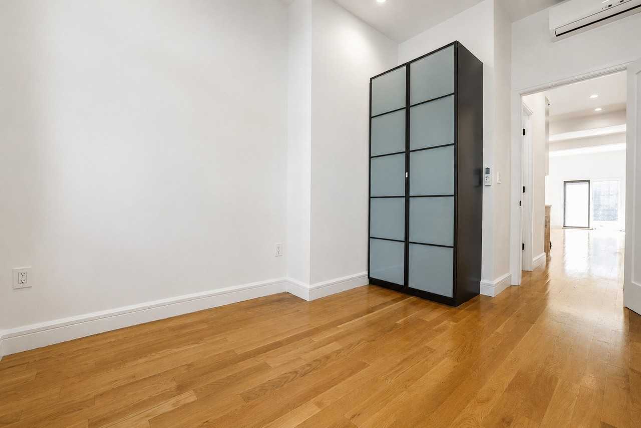 327 Manhattan Ave #1R - Photo 6 of 7