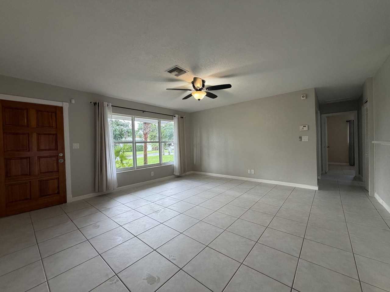 2634 Ne 20th St - Photo 2 of 12