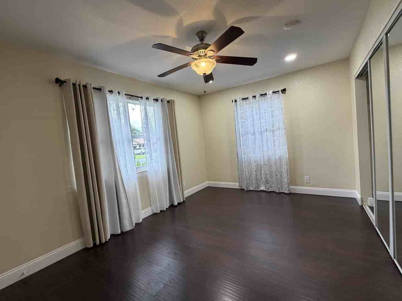 2634 Ne 20th St - Photo 4 of 12