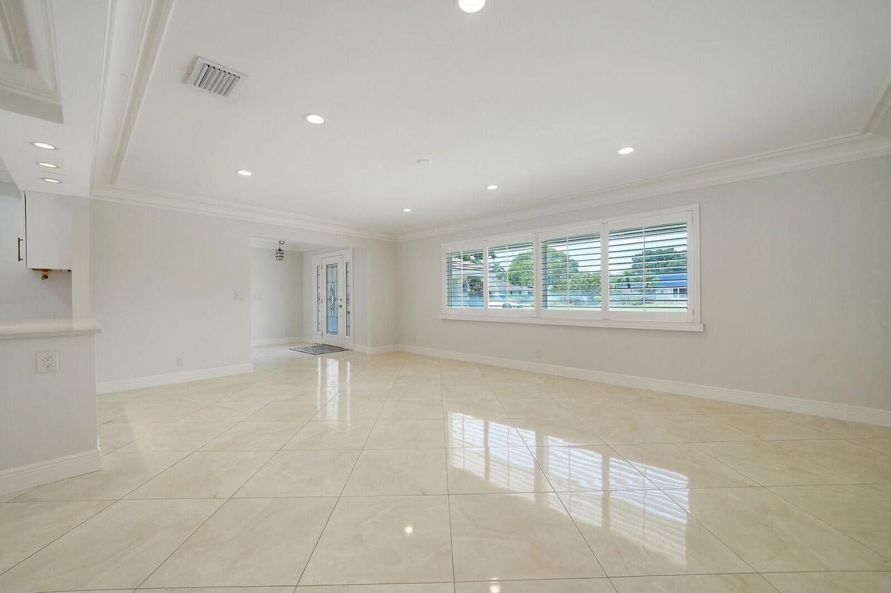 408 S Country Club Dr - Photo 5 of 50