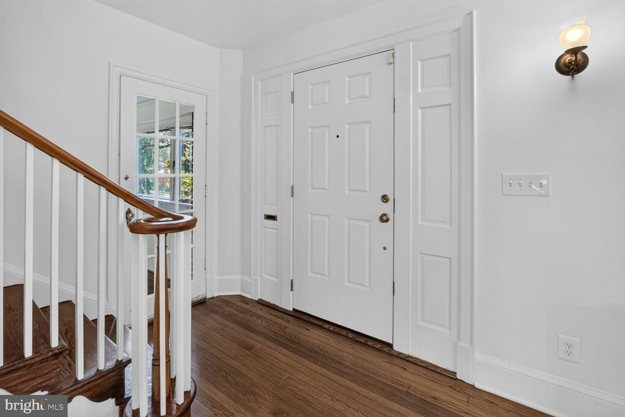 4929 Macarthur Blvd Nw - Photo 3 of 44