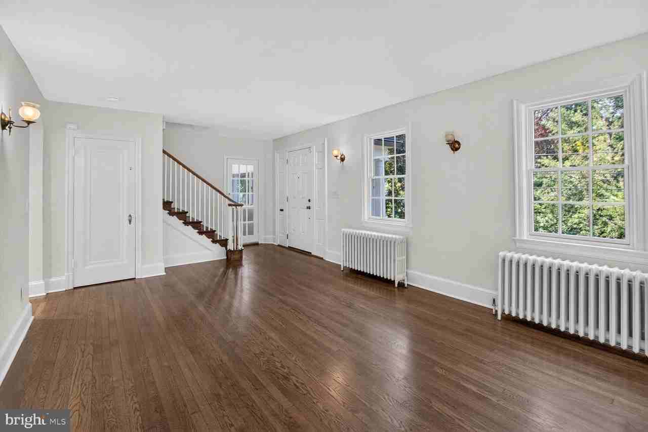 4929 Macarthur Blvd Nw - Photo 4 of 44