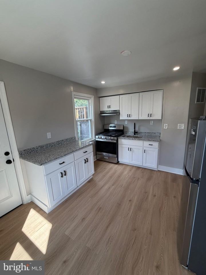 5210 Hayes St Ne - Photo 2 of 10