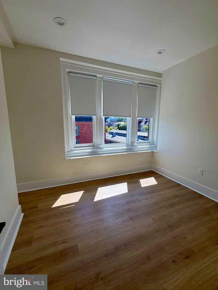631 S Broadway #304 - Photo 4 of 9