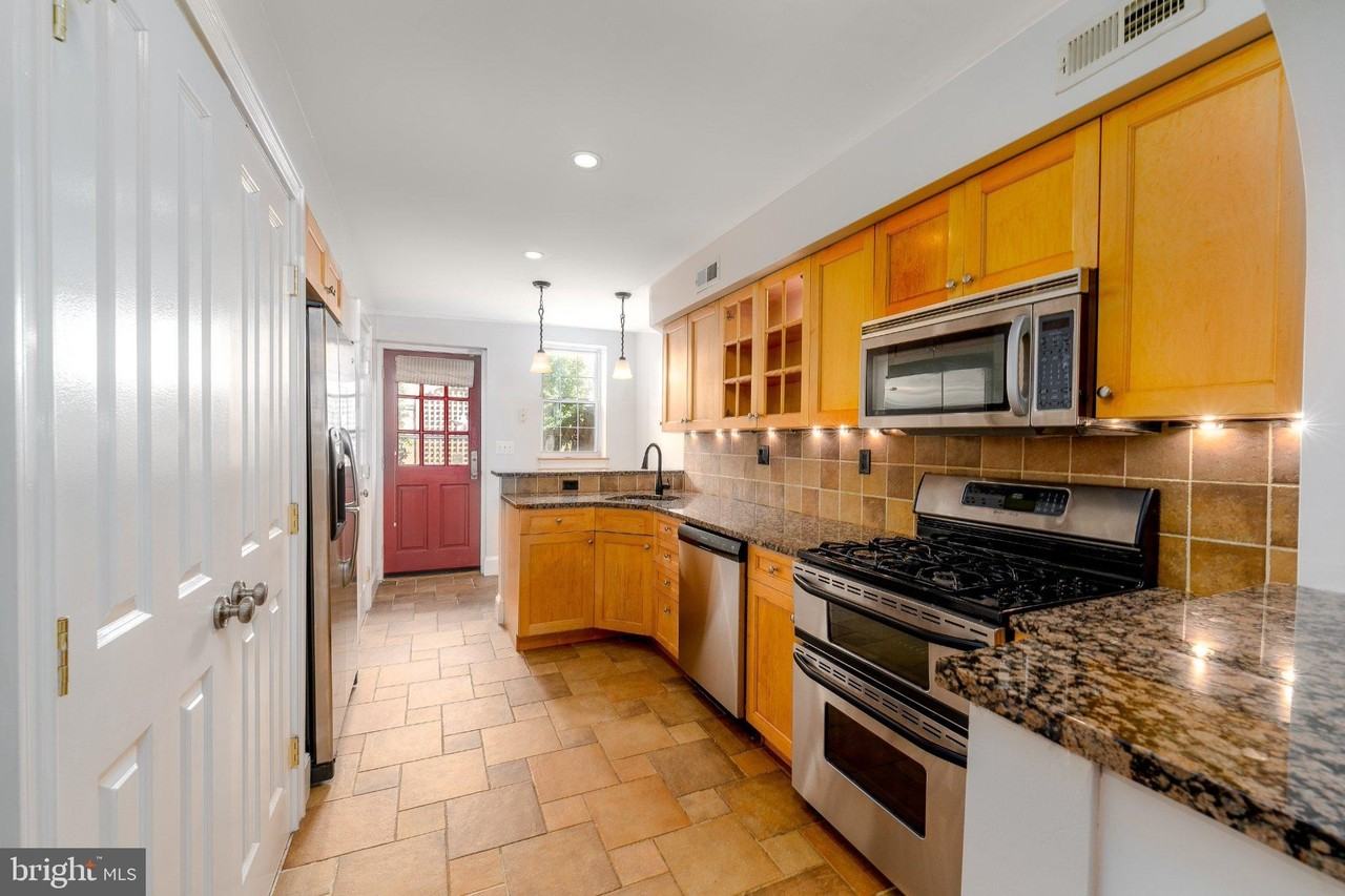 2224 Bank St - Photo 4 of 21