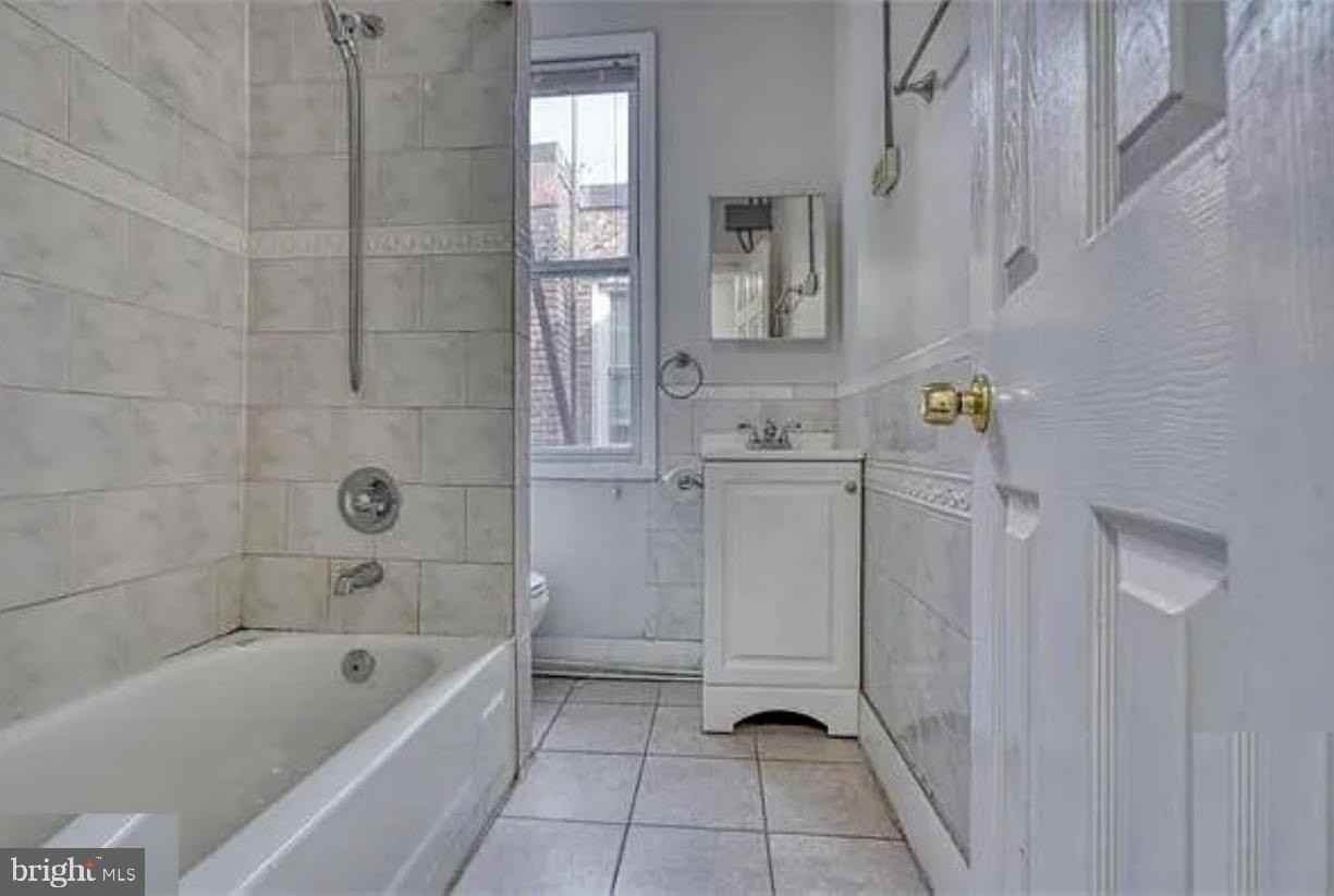 748 Reservoir St #3 - Photo 4 of 11