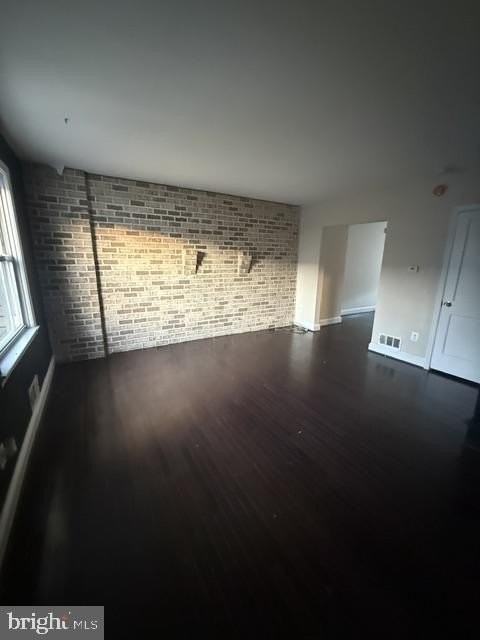 2136 Redthorn Rd - Photo 2 of 25