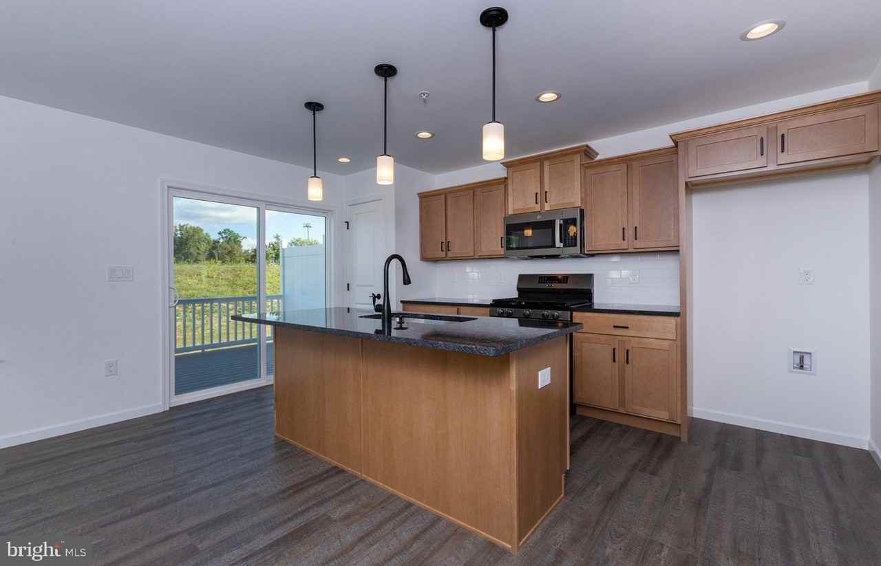 1031 Addie Ln - Photo 5 of 38