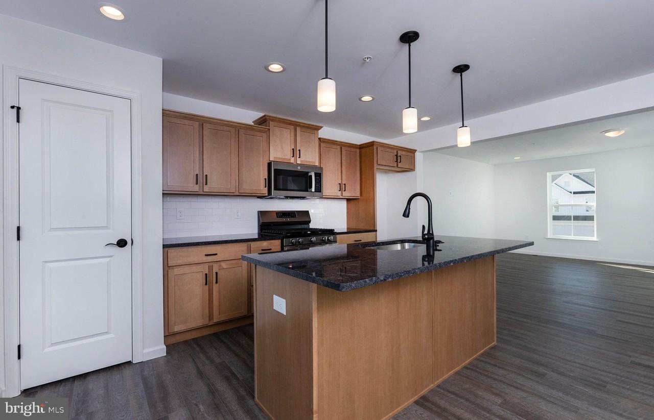1031 Addie Ln - Photo 6 of 38
