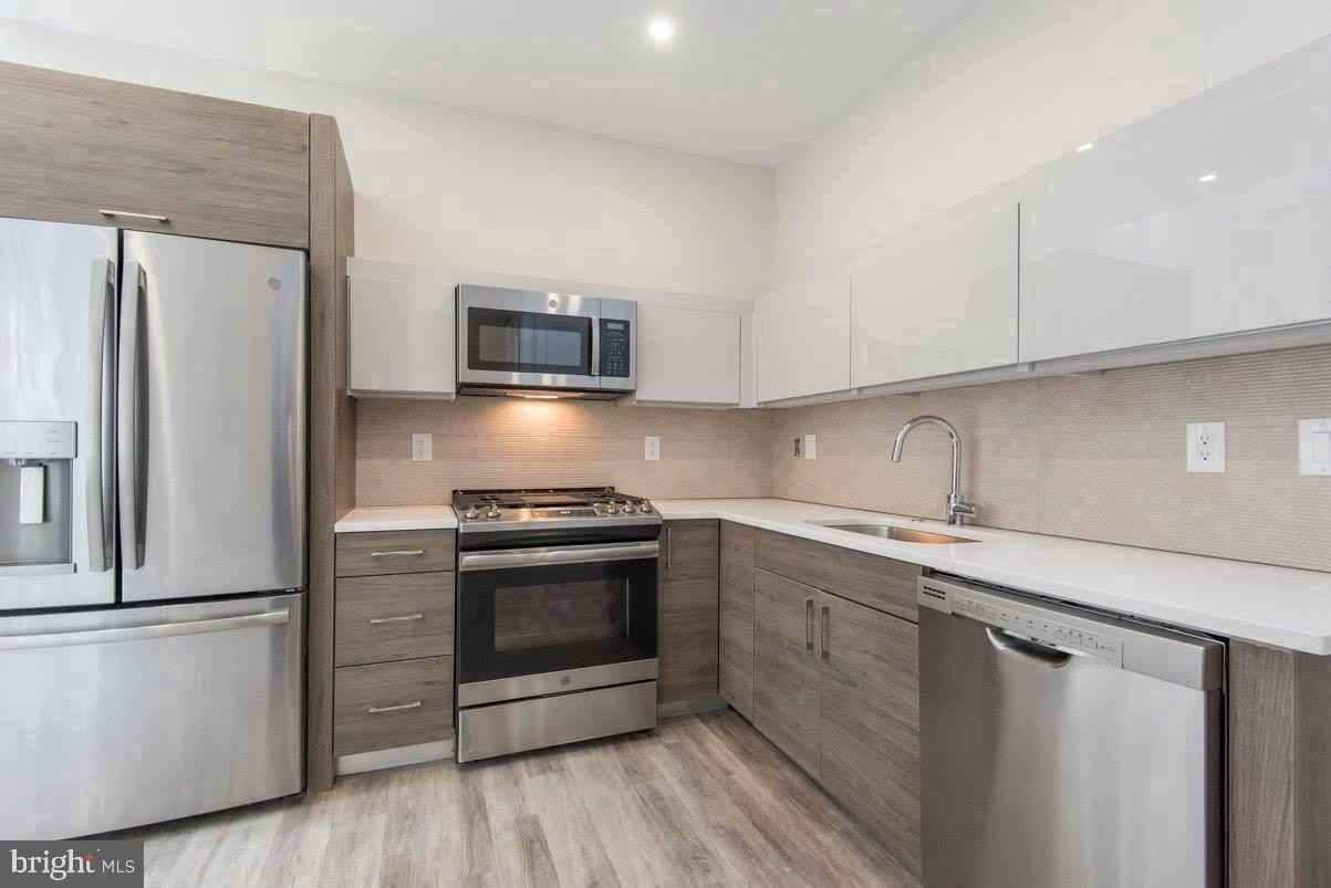 802 Sansom St #401 - Photo 3 of 10