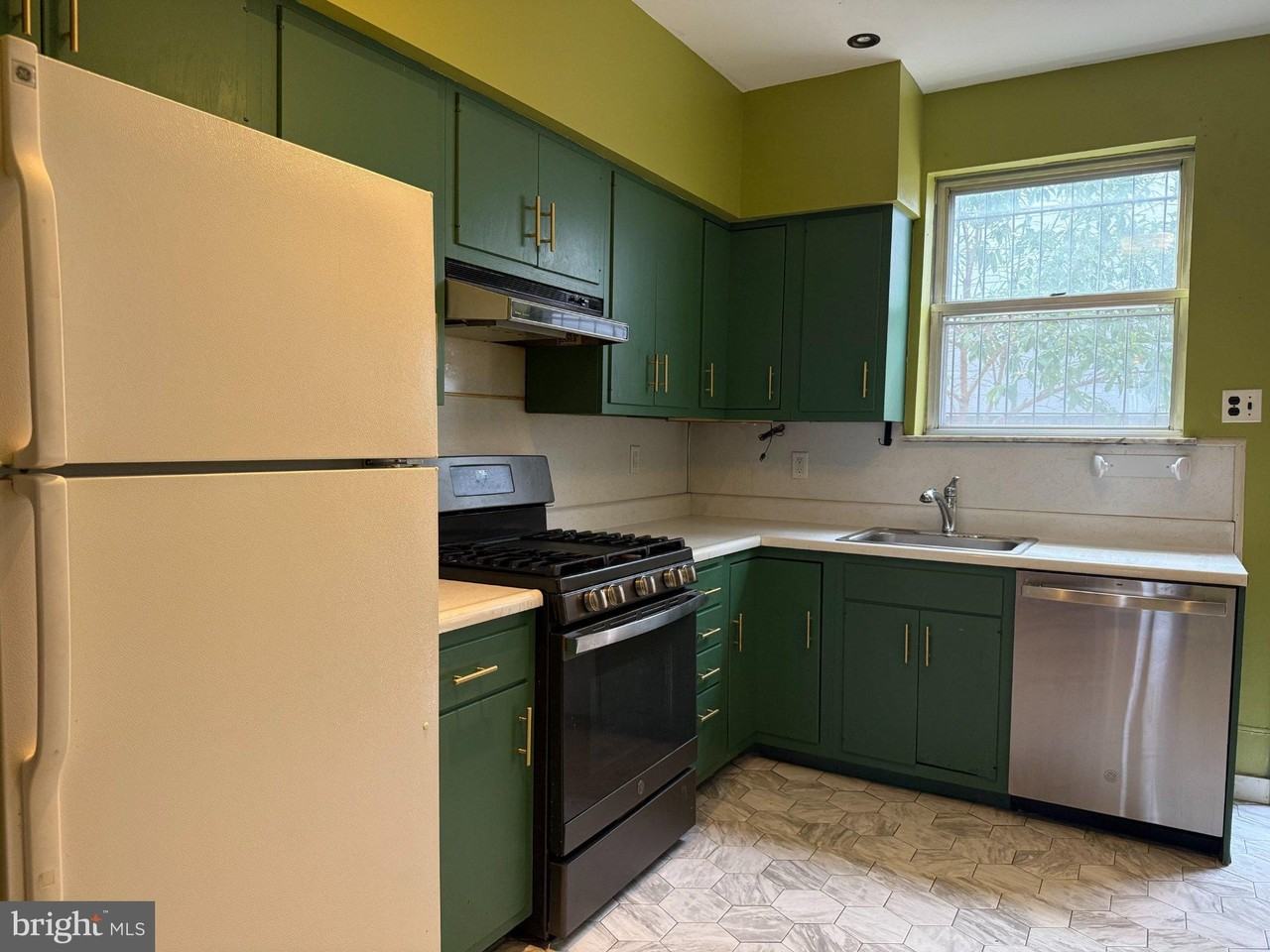1228 Snyder Ave - Photo 6 of 20