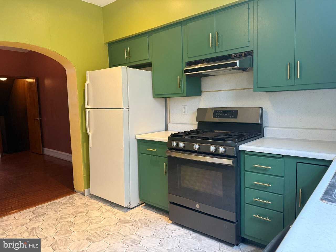 1228 Snyder Ave - Photo 7 of 20